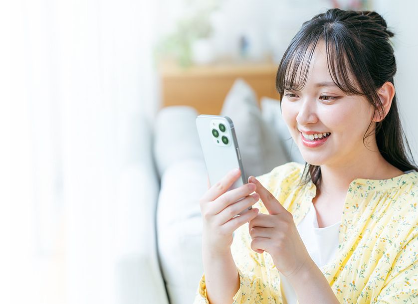 スマホで医師に相談する女性